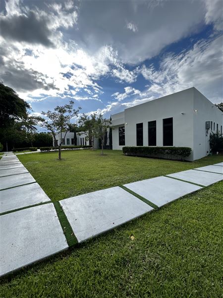 Pinecrest manor